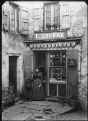 1 vue  - Devanture de l\'horloger, bijoutier et photographe L. Saunal. / [SAUNAL, Léon (photographe)] (ouvre la visionneuse)