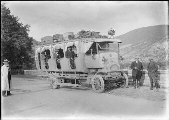 1 vue  - Vue du 1er autobus de la Salvetat, un « Dedion Bouton », section du Biterrois et de ses passagers (années 1918-1920). / [SAUNAL, Léon (photographe)] (ouvre la visionneuse)