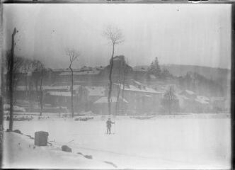 1 vue Homme à ski devant le village aux environs de la « Tannerie ». / [SAUNAL, Léon (photographe)]