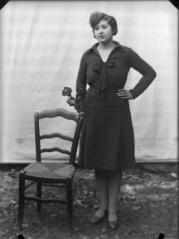 1 vue  - Portrait d\' Irma Cros (épouse Azema) debout à côté d\'une chaise. / [SAUNAL, Léon (photographe)] (ouvre la visionneuse)