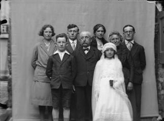1 vue  - Portrait de la famille Vincent à l\'occasion de la communion d\'Yvonne Vincent. / [SAUNAL, Léon (photographe)] (ouvre la visionneuse)