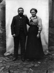 1 vue  - Portrait du père de Jean Rouanet dit « Pastrou » et de sa mère Marie Gouttines. / [SAUNAL, Léon (photographe)] (ouvre la visionneuse)