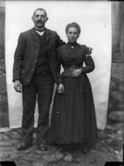 1 vue  - Portrait d\'Ernest Gleizes (de Cabrials) et de son épouse. / [SAUNAL, Léon (photographe)] (ouvre la visionneuse)