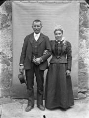 1 vue  - Portrait de mariage de Marius Pistre (de Cantarane) et de sa femme. / [SAUNAL, Léon (photographe)] (ouvre la visionneuse)
