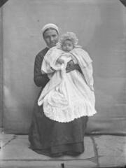 1 vue  - Portrait de femme tenant un bébé en robe de baptême. / [SAUNAL, Léon (photographe)] (ouvre la visionneuse)