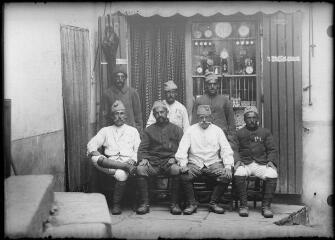 1 vue  - Prisonniers turcs devant la 1ère boutique de M. Saunal à « la Place », rue Haute (après avril 1915). / [SAUNAL, Léon (photographe)] (ouvre la visionneuse)