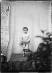 1 vue  - Portrait de Gisèle Cros, enfant. / [SAUNAL, Léon (photographe)] (ouvre la visionneuse)