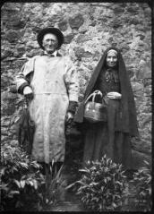 1 vue  - Portrait d\'un couple de personnes âgées en habits traditionnels : grands-parents d\'Emile Vincent. / [SAUNAL, Léon (photographe)] (ouvre la visionneuse)