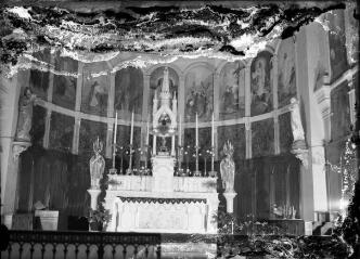 1 vue  - Intérieur de l\'église avant restauration : vue de l\'autel et des peintures du chœur. / [SAUNAL, Léon (photographe)] (ouvre la visionneuse)