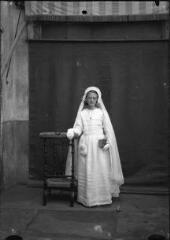 1 vue  - Portrait de communion de Mlle Bousquet (de la Pause). / [SAUNAL, Léon (photographe)] (ouvre la visionneuse)