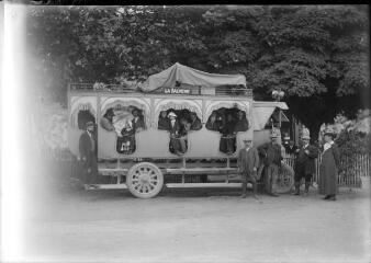 1 vue  - Vue du premier autobus de la Salvetat, un « Dedion Bouton » et de ses passagers (vers 1918-1920). / [SAUNAL, Léon (photographe)] (ouvre la visionneuse)
