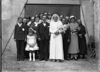 1 vue  - Portrait de famille lors du mariage d\'Henri Bousquet et Yvonne Mouret (de Rescol) à Lignières (1er juin 1936). / [SAUNAL, Léon (photographe)] (ouvre la visionneuse)