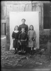 1 vue  - Portrait de la famille Gayraud : une femme debout derrière ses trois enfants. / [SAUNAL, Léon (photographe)] (ouvre la visionneuse)