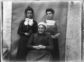1 vue  - Portrait de trois femmes : la grand-mère Saunal assise, derrière elle debout une femme inconnue puis à droite Rosalie Saunal. / [SAUNAL, Léon (photographe)] (ouvre la visionneuse)