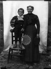 1 vue  - Portrait de Mme Guiraud (de Planacan) et de son petit garçon, dit « Le Roussel », debout sur une chaise. / [SAUNAL, Léon (photographe)] (ouvre la visionneuse)