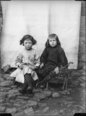 1 vue  - Portrait de deux enfants : à gauche, Marie-Louise Gleizes dite « La Pistrolle », à droite Augustin Saunal. / [SAUNAL, Léon (photographe)] (ouvre la visionneuse)