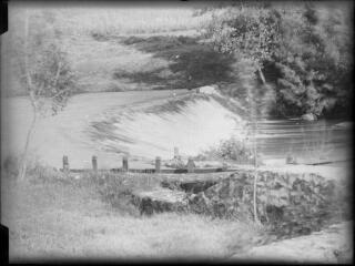 1 vue  - Retenue et prise d\'eau sur l\'Agout : barrage dit de « l\'Oulette » pour la scierie Escande. / [SAUNAL, Léon (photographe)] (ouvre la visionneuse)