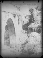 1 vue Ancien pont de la Salvetat : début des travaux de fouille pour la reconstruction du pont après 1945. / [SAUNAL, Léon (photographe)]