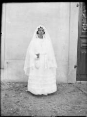 1 vue  - Portrait de communiante devant la façade d\'une maison : Mlle Barthez (de Pomarède). / [SAUNAL, Léon (photographe)] (ouvre la visionneuse)