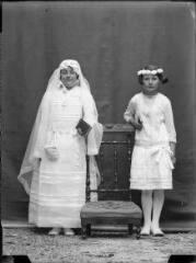 1 vue  - Portrait de deux communiantes : les sœurs Azaïs (de Calas). / [SAUNAL, Léon (photographe)] (ouvre la visionneuse)