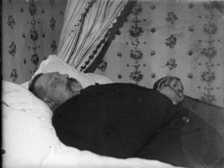 1 vue Homme gisant sur son lit de mort. / [SAUNAL, Léon (photographe)]