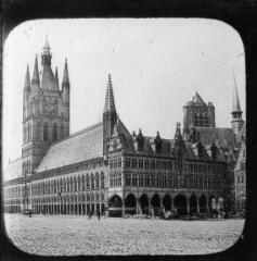 1 vue Grand place à Ypres. / [Anonyme]