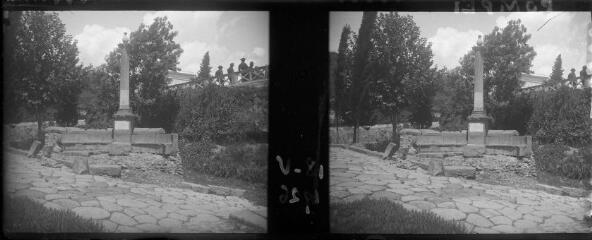 1 vue Italie - Pompei : colonne surmontée d'un vase, 18 mai 1926. Tourisme autour de la Méditerranée. / [Famille SOULAS (photographe)]