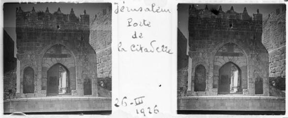 1 vue Palestine - Jérusalem : porte de la Citadelle, 26 mars 1926. Tourisme autour de la Méditerranée. / [Famille SOULAS (photographe)]