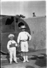 1 vue  - Deux enfants déguisés debout devant une cuve. / [Anonyme] (ouvre la visionneuse)