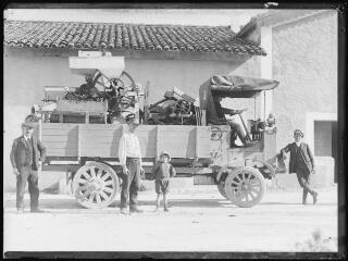 1 vue  - [Le camion transportant le foulograppe et les ouvriers]. / François BLAYAC (photographe). 42 Fi 21 (ouvre la visionneuse)