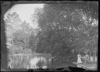 1 vue  - [Jospéhine et Marie Magdeleine au bord d\'un plan d\'eau dans le parc]. / François BLAYAC (photographe). 42 Fi 330 (ouvre la visionneuse)