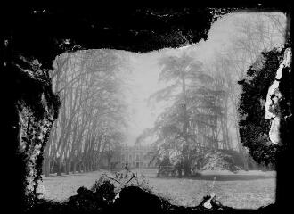 1 vue  - [Allées bordées de platanes et cèdre enneigés dans la partie du parc à l\'avant de la maison]. / François BLAYAC (photographe). 42 Fi 451 (ouvre la visionneuse)