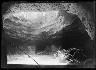 1 vue  - [Charrette et bois entreposés dans des anciennes carrières de sable à Rochet]. / François BLAYAC (photographe). 42 Fi 473 (ouvre la visionneuse)