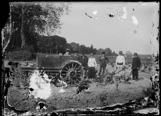 1 vue  - [Le premier tracteur labourant les vignes à Rochet]. / François BLAYAC (photographe). 42 Fi 759 (ouvre la visionneuse)
