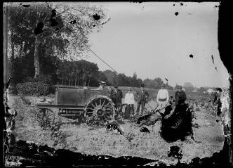 1 vue  - [Le premier tracteur labourant les vignes à Rochet]. / François BLAYAC (photographe). 42 Fi 760 (ouvre la visionneuse)
